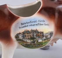 Balatonföred tehén formájú tejkiöntő, matricás, jelzés nélkül, kis kopásnyomokkal, h: 15 cm