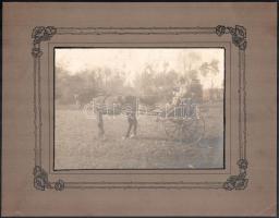 cca 1910 Katona lovaskocsin, vintage fotó kartonon, jelzés nélkül, m: 12x17 cm