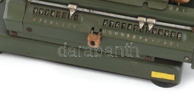 Triumphator mechanikus számológép, XX. sz. közepe. Masszív fém házzal, hátulján Budapesti Műszaki Eg...