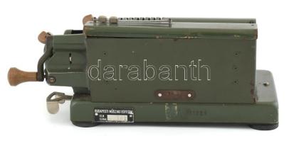 Triumphator mechanikus számológép, XX. sz. közepe. Masszív fém házzal, hátulján Budapesti Műszaki Eg...