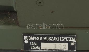 Triumphator mechanikus számológép, XX. sz. közepe. Masszív fém házzal, hátulján Budapesti Műszaki Eg...