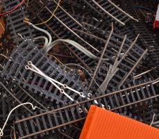 Modell vasút készlet 2 mozdony, 9 kocsi, trafó, rengeteg sínnel