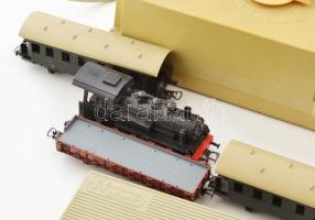 Modell vasút készlet 2 mozdony, 9 kocsi, trafó, rengeteg sínnel