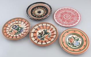 5 db népi kerámia tányér: Mezőtúr, Korond, stb 18-20 cm