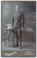 cca 1914 Katona tőrrel, keményhátú fotó Klapok pécsi műterméből, 10,5×6,5 cm