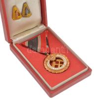 1973. Bányászati Szolgálati Érdemérem bronz fokozata zománcozott kitüntetés mellszalagon, tokban + DN Komló Törzsgárda zománcozott fém jelvény (2xklf) (22,5x16mm) T:2 kis zománchiba