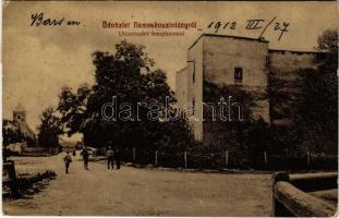 1912 Nemeskosztolány, Zemianske Kostolany; utca részlet templommal, Kosztolányi várkastély. W.L. (?) 562. / street view, church, castle (EK)