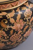 Zsolnay porcelánfajansz kaspó, historizáló, fekete alapon aranyozott virágos mintával, 1880 körül. J...