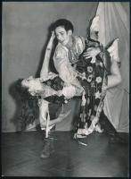 cca 1960-80 Táncoló pár, vintage művészfotó, jelzés nélkül, 24x18 cm