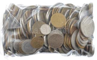 Vegyes, főleg külföldi érmetétel ~1kg súlyban T:vegyes Mixed, mostly foreign coin lot (~1kg) C:mixed