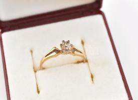 Arany (Au/8k) gyűrű, briliáns csiszolású, dél-afrikai gyémánttal, jelzett, 0,02ct, bruttó: 1,6g, m: 52