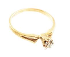 Arany (Au/8k) gyűrű, briliáns csiszolású, dél-afrikai gyémánttal, jelzett, 0,02ct, bruttó: 1,6g, m: ...