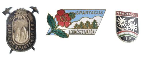 ~1960. "Spartacus - Természetjárók" zománcozott bronz jelvény + "Spartacus TE" zománcozott fém természetjáró jelvény + "Ruházati Spartakus SK" fém természetjáró jelvény (tű letört) T:1--2-