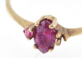 8K arany (Au) gyűrű kővel. Jelzett, bruttó: 0,9 g, méret: 54