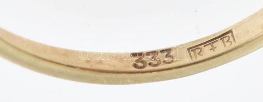 8K arany (Au) gyűrű kővel. Jelzett, bruttó: 0,9 g, méret: 54