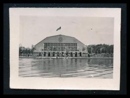 cca 1930 Bp., a Weiss Manfréd Művek csónakháza a Duna-parton, kisméretű fotó, 4x3 cm