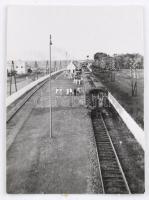 cca 1930 Agárd, vasútállomás, körbevágott, kisméretű fotó, 3x2,2 cm