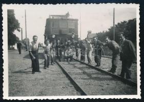 cca 1930-1940 Férfiak csoportképe BHÉV szerelvénnyel / villamossal, fotó, 8,5x6 cm