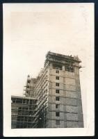 cca 1964 Bp., toronyház építése a Népszínház utca és a Köztársaság tér sarkán (15 szintjével ekkor a város legmagasabb lakóháza volt), fotó, hátoldalán feliratozva, 9,5x6,5 cm
