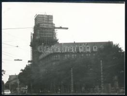 1969 Bp., az OTI-székház tornyának bontása, fotó, hátoldalán feliratozva, 12x9 cm