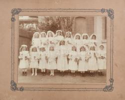 cca 1900 Elsőáldozó kislányok nagy méretű csoportkép kartonon 31x26 cm