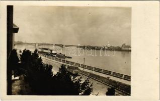 Budapest (?), rakpart, híd, lovas szekér. photo