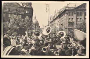 cca 1940 Budapest, tűzoltó zenekar fotója, 9x14 cm