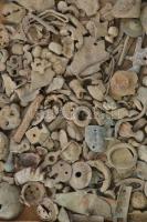 Antik római használati tárgyak egy tálcával