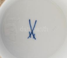 Meissen díszváza, kézzel festett porcelán, ezüst peremmel, jelzett. Kopásnyomokkal, m: 28 cm