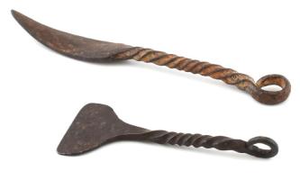 2 db kézzel kovácsoltvas sárvakaró XIX. sz. 12, 20 cm