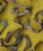 Antik római használati tárgyak egy tálcával