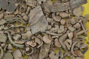 Antik római használati tárgyak egy tálcával