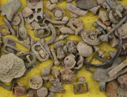 Antik római használati tárgyak egy tálcával