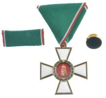 1991. "A Magyar Köztársasági Érdemrend lovagkeresztje, polgári tagozat" zománcozott, aranyozott Ag kitüntetés fémjel nélkül, mellszalagon, szalagsávval, rátét nélküli rozettával eredeti tokban T:1 / Hungary 1991. "Order of Merit of the Hungarian Republic, Knight's Cross, Civilian Grade" enamelled, gold plated Ag decoration without hallmark, with ribbon, service ribbon and green enamel rosette, in original case C:UNC NMK 741.