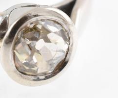 Arany (Au/14k) fehérarany gyűrű, brillel ékítve (0,6ct, R2, SI2) Jelzett, m: 52. bruttó: 3,49g