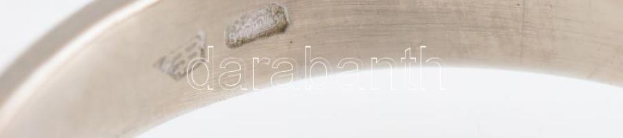 Arany (Au/14k) fehérarany gyűrű, brillel ékítve (0,6ct, R2, SI2) Jelzett, m: 52. bruttó: 3,49g