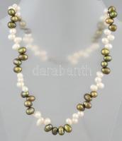 Dekoratív tenyésztettgyöngy nyaklánc, fehér és eozin zöld színű gyöngyökkel. h: 49 cm