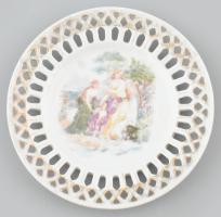 Áttört porcelán dísztálka, historizáló jelenettel. Matricás, jelzés nélkül, kopott, d: 12,5 cm