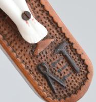 1909. Antik feszület. Porcelán korpusz, fa alapon, falra akasztható, Korának megfelelő kopásokkal és...