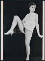 cca 1977 Reggeli torna, szolidan erotikus felvétel, 1 db mai nagyítás, 24x17,7 cm