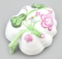 Herendi levél formájú, virágmintás porcelán tálka (alján is festett, domború virágmintával). Kézzel ...