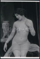 cca 1928 Demeter Károly (1892-1983) párizsi korszakából való szolidan erotikus felvétel, 1 db mai nagyítás, 15x10 cm