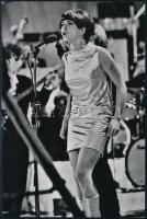 cca 1968 Zalatnay Sarolta énekesnő karrierje kezdetén, 1 db mai nagyítás Fekete György budapesti fényképész hagyatékából, 15x10 cm