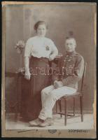 cca 1915-1920 Érdemkereszttel kitüntetett katona és felesége, keményhátú fotó Szilárd Tódor szombathelyi műterméből, kissé sérült, 12x8,5 cm