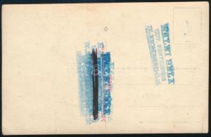 cca 1930 Fiatalember vadászpuskával, fotólap, Halmi Béla udv. fényképész pecsétjével jelzett, 13,5x8...