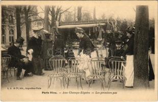 Paris, Aux Champs-Elysées, Les premiers pas (fa)