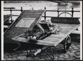 cca 1941 Budapest, Kotnyek Antal (1921-1990) budapesti fotóriporter hagyatékából 1 db mai nagyítás (A hordár déli pihenője), 17,7x24 cm
