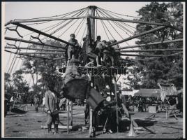 cca 1934 Lábbal hajtott körhinta, Thöresz Dezső (1902-1963) békéscsabai gyógyszerész és fotóművész hagyatékából 1 db mai nagyítás, 17,7x24 cm