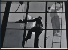 Szabó Lajos (?-?) újpesti fotóművész emlékére, 2021-ben készült fekete-fehér olajfestmény fotómásolata, az ,,Üvegezők (cca 1937) című alkotása nyomán, mai nagyítás, 17,7x24 cm