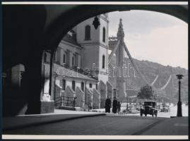 cca 1935 Budapest, Erzsébet híd és automobilok, Danassy Károly (1904-1996) budapesti fotóművész hagyatékából 1 db mai nagyítás, 17,7x24 cm